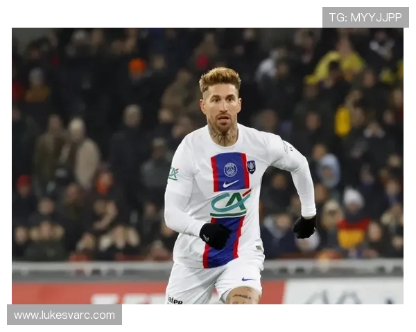 拉莫斯从边后卫到中卫核心的战术演变解析 拉莫斯从边后卫到中卫核心的战术演变解析