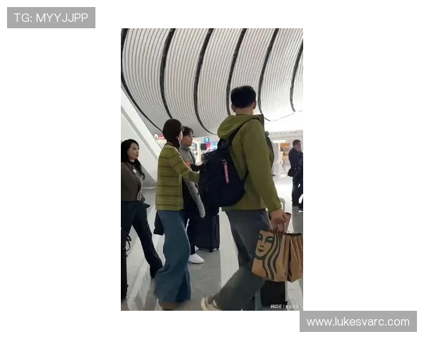 孙杨穿着名牌去菜市场，旁边大妈还偷偷看呢，差距感太大了吧